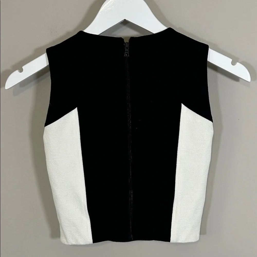 Alice and Olivia Employed Black White Fitted Cropped Top Crewneck Sz 0 NEW